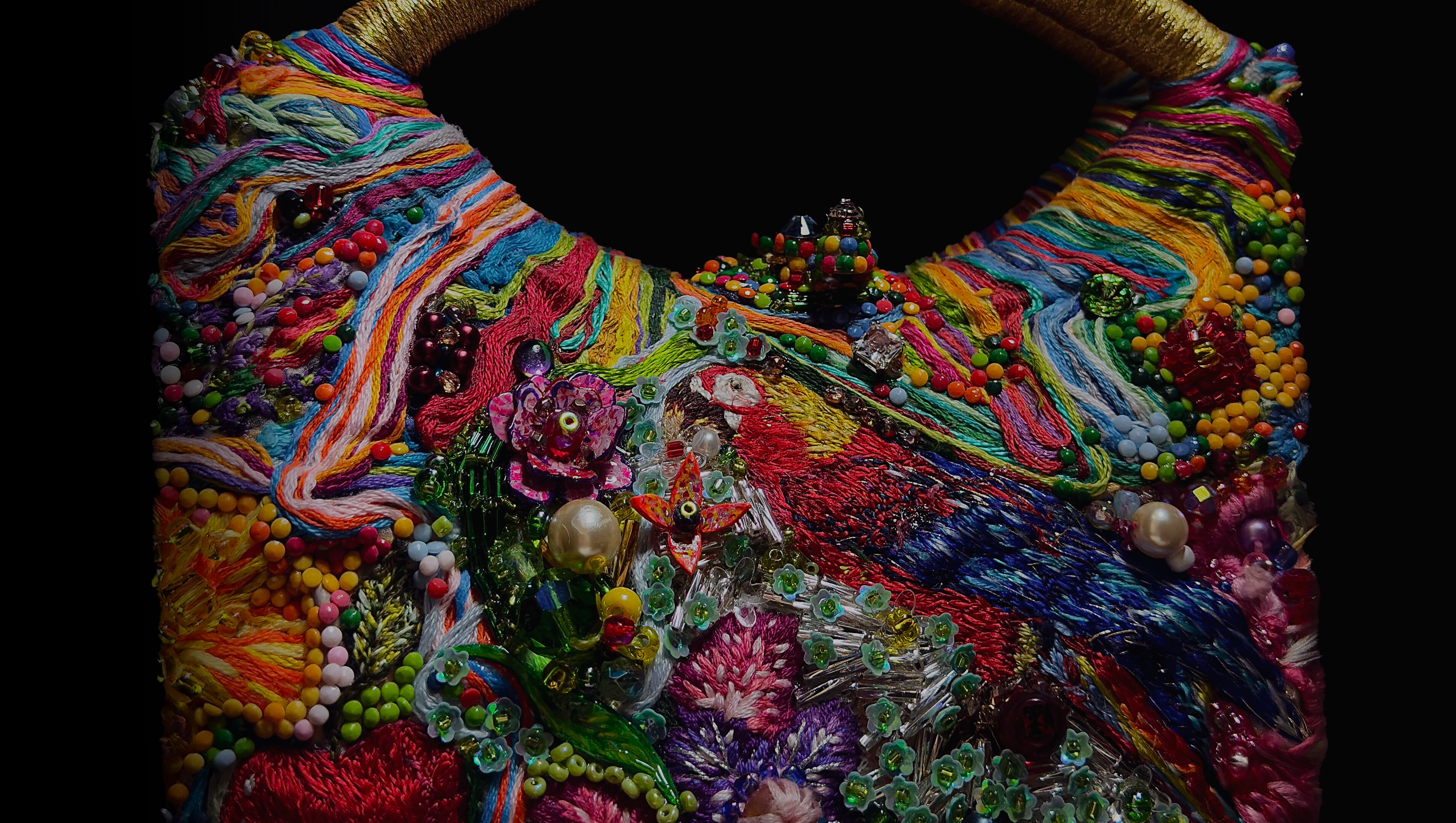 Le Jardin de Soie — broderie au fil de soie ovale, ara cardinal